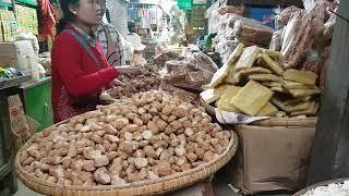 Decifrando coisas no mercado de Bagan no Myanmar