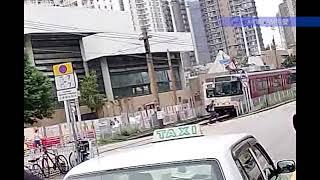 車CAM直擊 - 良景邨男人亂過馬路險被輕鐵撞