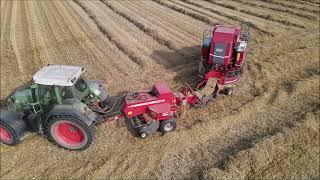 Kleine Ballen zu ein großen Bund der Bale Baron 4245 P und der  Fendt 6275 L bei der Arbeit.