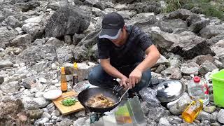 Pork is too expensive to eat, a tramp cooks a pot of boiled fish in the wild