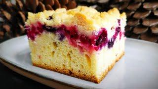 Sponge cake with fruit and crumble