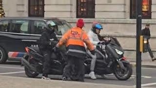 He came back to horse guards and his playing with traffic #kingsguard