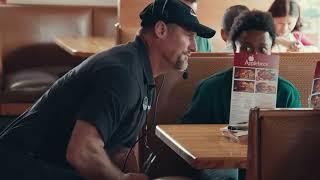 Lions head coach Dan Campbell stars in a new commercial for Applebee's