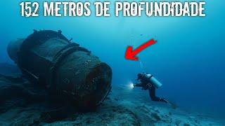 Sino de mergulho se perde no oceano com mergulhadores dentro