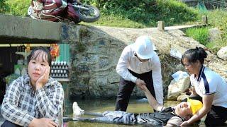 Accident while riding motorbike while going to work alone stranger helps, Hien goes to market.