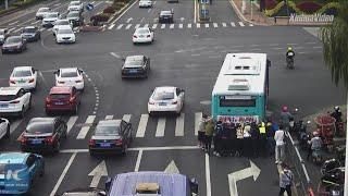 Heartwarming: Passersby help police officers push bus in Suzhou, China