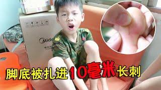 小男孩太调皮在床上跳，脚扎进10毫米长刺，他担心要动手术