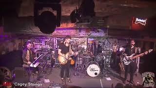 'Cagey Strings' live aus dem Rattlesnake Saloon