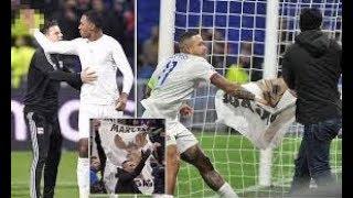 Lyon players clash with Lyon fans after Depay’s confrontation!