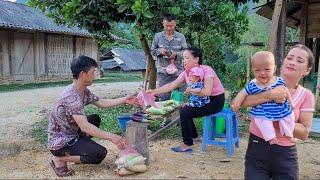 A single mother leads her daughter and sells goods to make a living