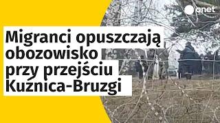 Cudzoziemcy w pobliżu przejścia granicznego Kuźnica-Bruzgi. Spakowali się i opuszczają obozowisko