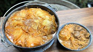 Schlemmer Gulasch mit Kartoffelgratin aus dem Dutch Oven - Alles in einem Topf!