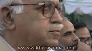 L K Advani eats chaat, Modi sits behind