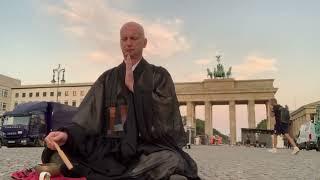 Zazen vor dem Brandenburger Tor in Berlin