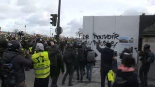 Damage, scuffles, at yellow vest demo in Paris