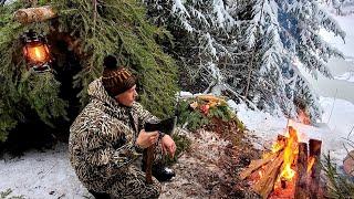 A two-day hike in the winter forest.I'm building a primitive shelter for survival. Bushcraft skills.