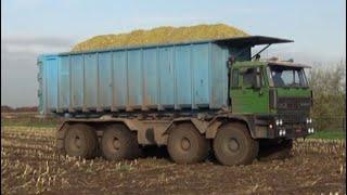 Maïs 2012 | 2x Ginaf 8x8 en 2x Ginaf 6x6 onder de pijp bij een John Deere 6810 met Kemperbek