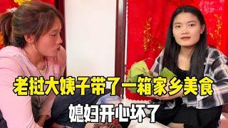 老挝大姨子这次来中国带了一行李箱家乡美食，让媳妇吃到千里之外家乡的东西，中老夫妻还给大姨子买了身衣服！#老挝媳妇#异国夫妻