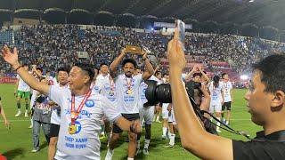 Nam Định ăn mừng vô địch V.League cực hoành tráng, Xuân Son hứa sẽ sớm trở lại để hạ gục Malaysia