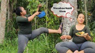 Survival dalam hutan , mencari makanan hasil alam langsung di masak di hutan