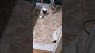 painting linoleum floors #floorpaint #paintingfloor #bathroommakeover #budgetfriendlyhomes