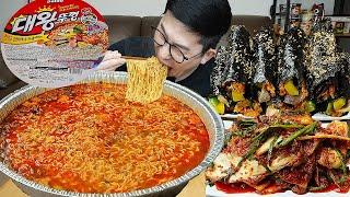 완전꿀조합! 끓여먹는 대왕뚜껑과 대패삼겹꼬마김밥 요리 먹방 King Cup Ramyeon MUKBANG