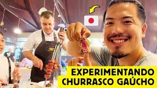 Um japonês experimentando churrasco gaúcho pela primeira vez em Porto Alegre, RS