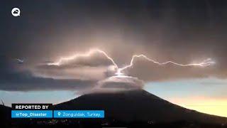 Spectacular lightning strike on Volcán de Agua, Guatemala