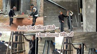 Anh Thợ Cùng Nhà Làm Khung Cửa Sổ Ba Làm Lặt vặt suốt Ngày.