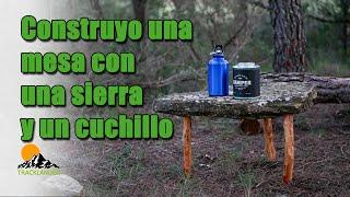 Construyo una mesa bushcraft con una pequeña sierra plegable y un cuchillo