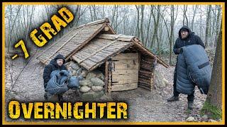 Overnighter im Grubenhaus bei -7°C - Übernachtung im Wald - Bushcraft Outdoor Glamping