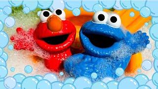 Fun Toddler Learning Video with Sesame Street - Elmo and Cookie Monster Play in Bubbles with Friends