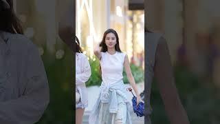 她不是主角，却被镜头温柔地偏爱着｜慢节奏街拍　#自然高级感 #真实美人