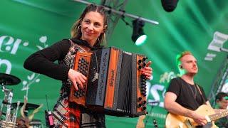 Claudia Hinker spielt „Ich hör so gern Harmonika“ gemeinsam mit „Die Lauser“ auf der Kaiser Wiesn!