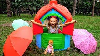 Polina makes Playhouse for Baby Dolls