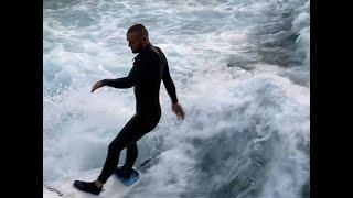 Verschiedene Surfer auf der Welle der Mühleschleuse