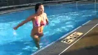 Une femme sort de la piscine d'une façon surprenante...