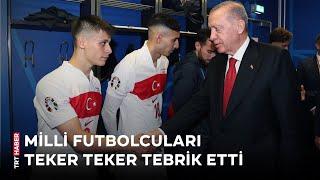 Cumhurbaşkanı Erdoğan Milli futbolcuları soyunma odasında ziyaret etti