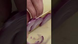 Лук полукольцами  — без слёз и идеально ровно! 