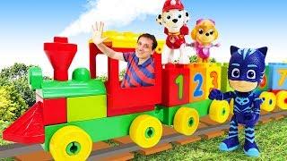 Video e giochi per bambini. Video con i treni Lego.