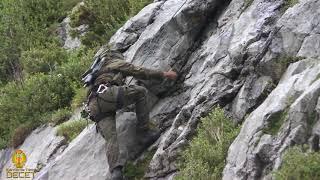 Componentes Rgto. 'Galicia' 64 Cazadores #Montaña nos enseñan a realizar la escala con seguridad.