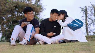 Girl Whispers to Boys When Asking the Way | Prank 当女生用悄悄话向男生问路，一旁的朋友满脸好奇