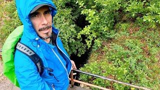 There is a deep crevice in the rock here. A discovery-filled hike on the Swabian Alb.