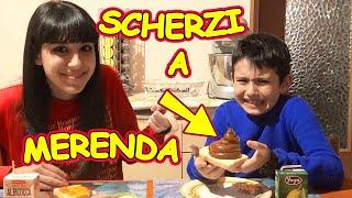 SCHERZI TRA FRATELLI A MERENDA - Guerra dello Scherzo Fratello CONTRO Sorella