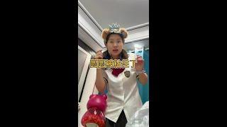 圆圆被粘住了 圆圆被粘到桌子上了#儿童#搞笑 #一定要看到结尾