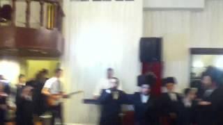 Dudi Schwartz sing vehiskin with pinny ostreicher and Moish