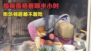 江苏奇葩大哥卖面条，每碗面捂着聊半小时，40一碗还得预定