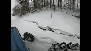 Traktori uppoaa jokeen | Tractor sinks to frozen river