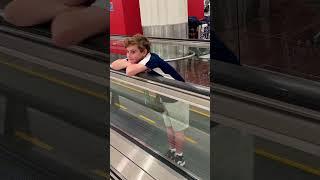 Guess who’s back!  #dubai #travelator #elevator #walkthrough #escalator #airport