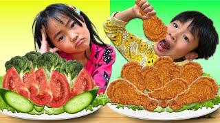 【学校ごっこ】野菜 VS お肉！おもしろい動画コレクション Kaede and Ahtan Learn to Share Food Vegetables and Fried Chicken